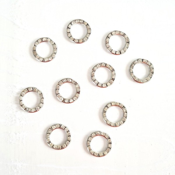 Lot de 10 anneaux argentés avec strass, diamètre 2 cm, à éparpiller ou coller, pour cérémonie de mar - Photo n°1