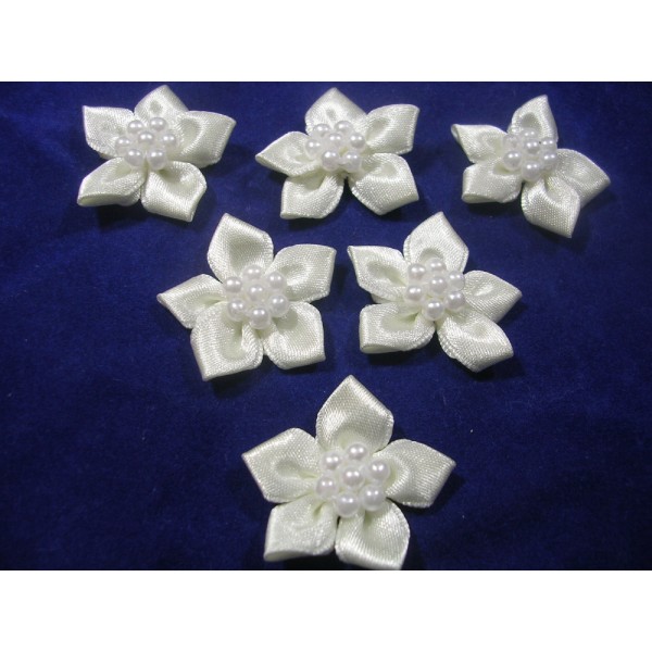 LOT 6 APPLIQUES TISSUS  : fleur blanche avec perles 25mm (03) - Photo n°1