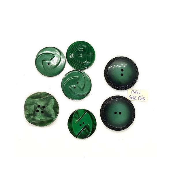 7 Boutons en résine vert - entre 25mm et 30mm - BRI512bis - Photo n°1