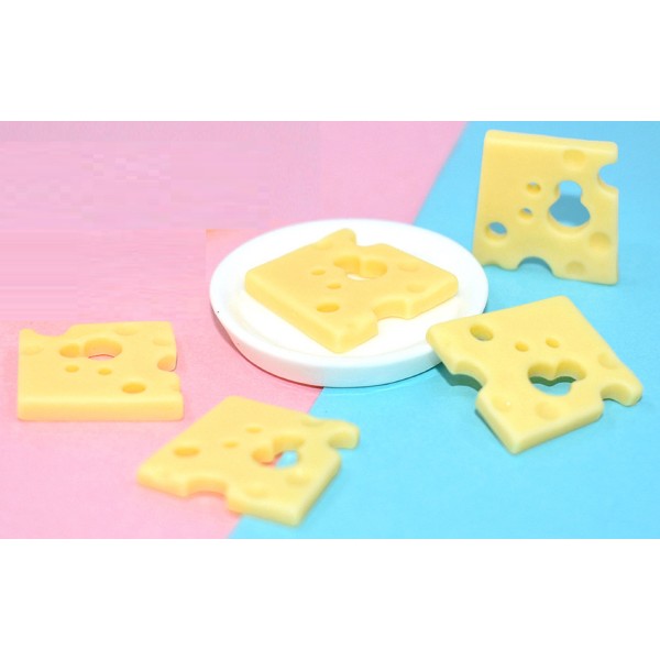 MINIATURE RESINE : lot de 5 part de fromage 2*2cm (01) - Photo n°1