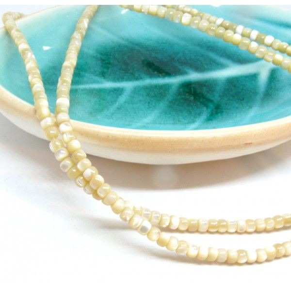 BU11220214104935C Lot de 10 cm de perles Heishi de nacre véritable Beige Crème Rondelle  3 par 4mm - Photo n°1