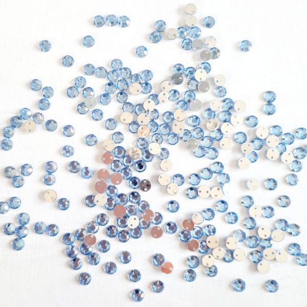 Cabochons à facettes Bleu clair 6 mm, 500 strass ronds taillés 2 trous, à coudre, en acrylique - Photo n°1