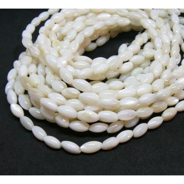 H11Q024021 Lot de 1/2 fil environ 25 perles nacre forme Grain de Riz 7 par 4 mm coloris Blanc crème - Photo n°1