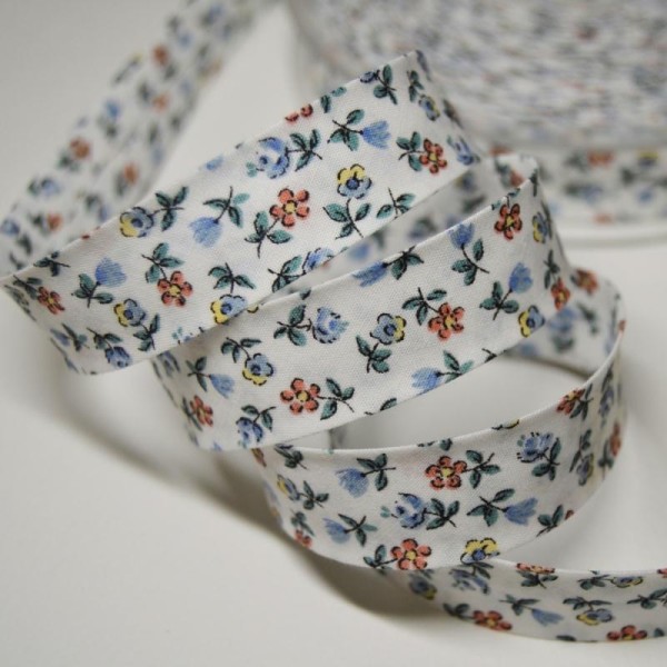 Biais couture replié 2cm en coton, motif fleur orange et bleue fond blanc - Photo n°1
