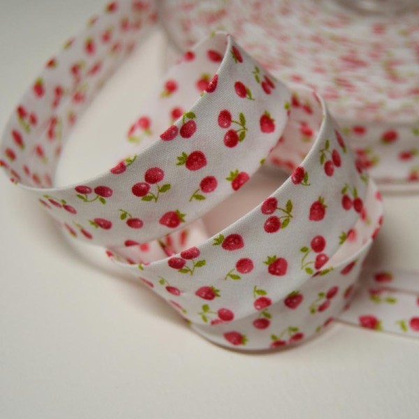 Biais couture replié 2cm en coton, motif cerises et fraises fond blanc - Photo n°1