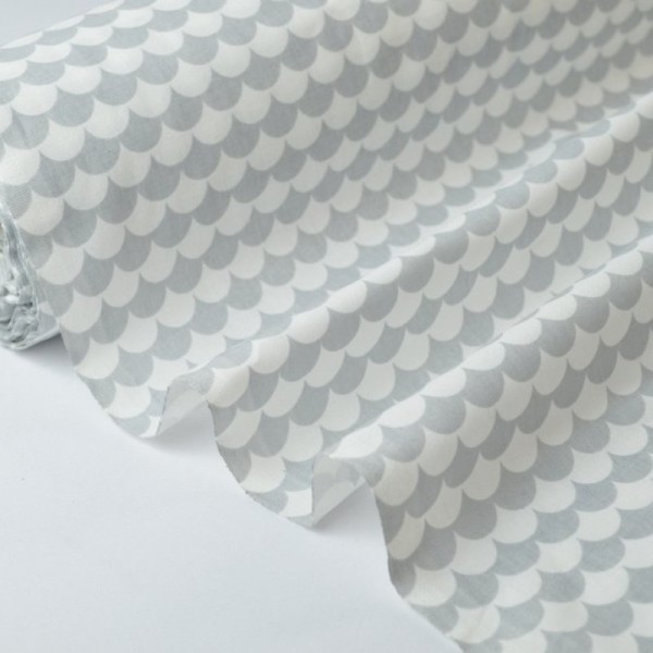 Tissu coton imprimé dessin écailles gris - Photo n°1