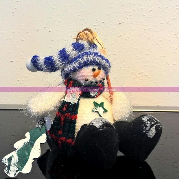 Bonhomme de neige pailleté assis avec Balai de paille, Bonnet rayé bleu-blanc,  Haut. - Photo n°1