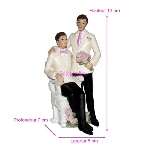Couple de Mariés Hommes en résine en costume blanc dans fauteuil, Figurine masculine gay de mariage - Photo n°1