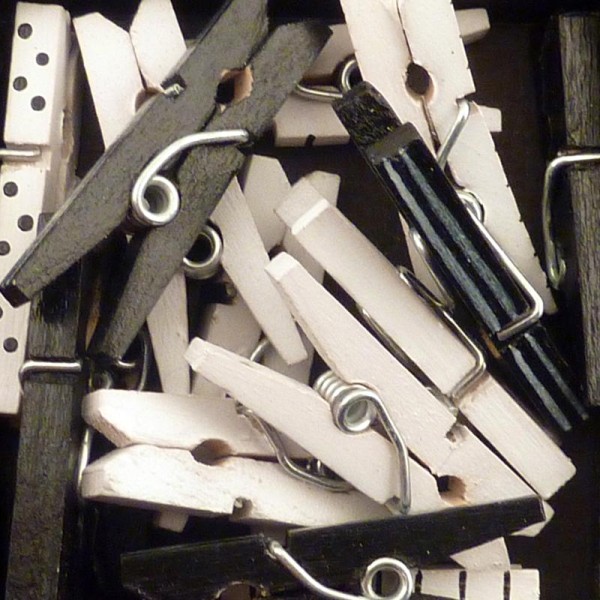 Pinces à linge mini Noir et blanc 2,5 cm - Assortiment de 15 pinces - Photo n°2
