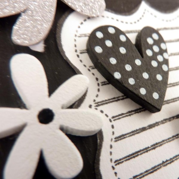 Miniatures en bois Confettis Coeurs et fleurs noir et blanc 2 cm - 25 pièces - Photo n°2