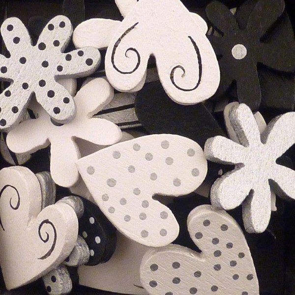 Miniatures en bois Confettis Coeurs et fleurs noir et blanc 2 cm - 25 pièces - Photo n°3
