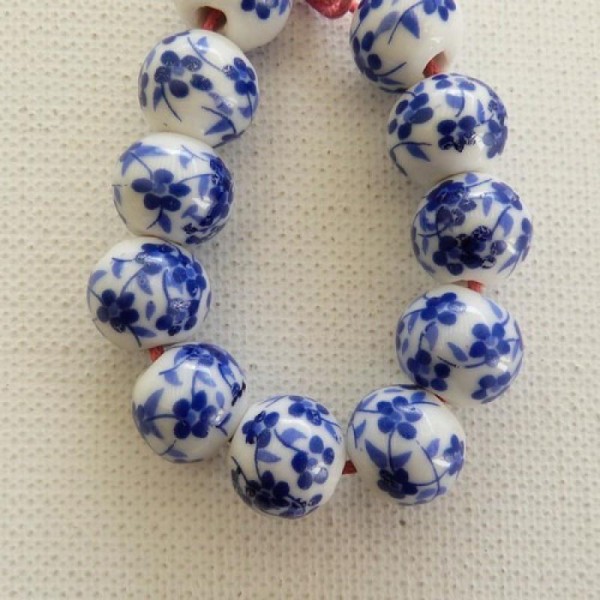10 perles céramique porcelaine rondes 1,2 cm FLEUR BLEU II - Photo n°1