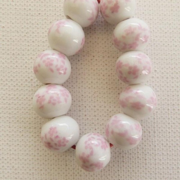10 perles céramique porcelaine rondes 1,2 cm PETITES FLEURS ROSE - Photo n°1
