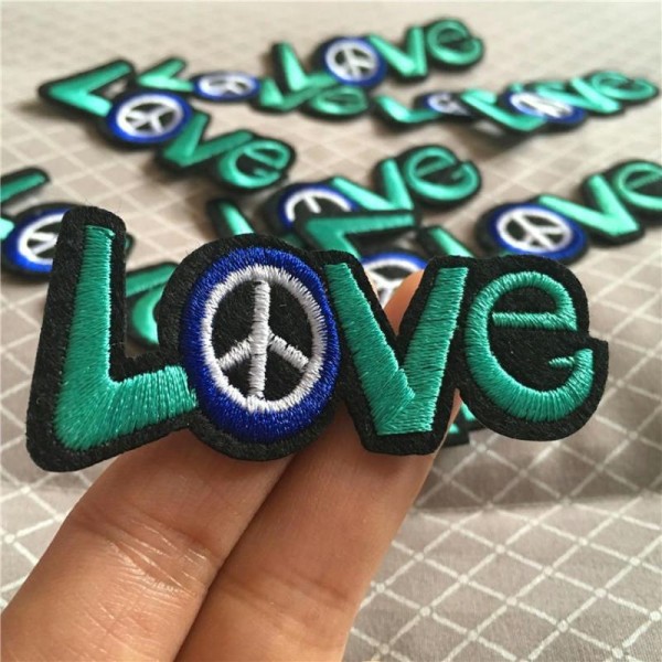 Ecusson thermocollant Love peace and love 6,7 cm - Photo n°1