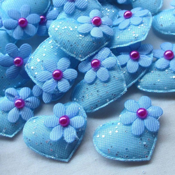 LOT  6 APPLIQUES TISSUS : coeur bleu avec motif fleur et perle  32mm - Photo n°1