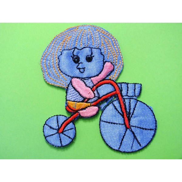 APPLIQUE TISSU THERMOCOLLANT : fille sur tricycle bleu 85*70mm - Photo n°1