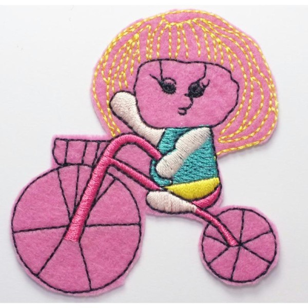 APPLIQUE TISSU THERMOCOLLANT : fille sur tricycle rose 80*65mm - Photo n°1