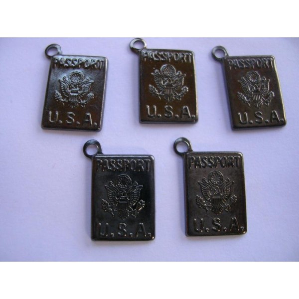 LOT  5 CHARMS METALS NOIRS  : Passport USA 13mm - Photo n°1