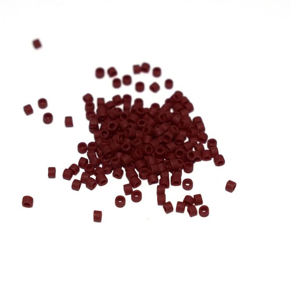 5 G (+/- 875 perles) délica 11/0 mat opaque currant (rouge foncé opaque) DB-1584 - Photo n°1