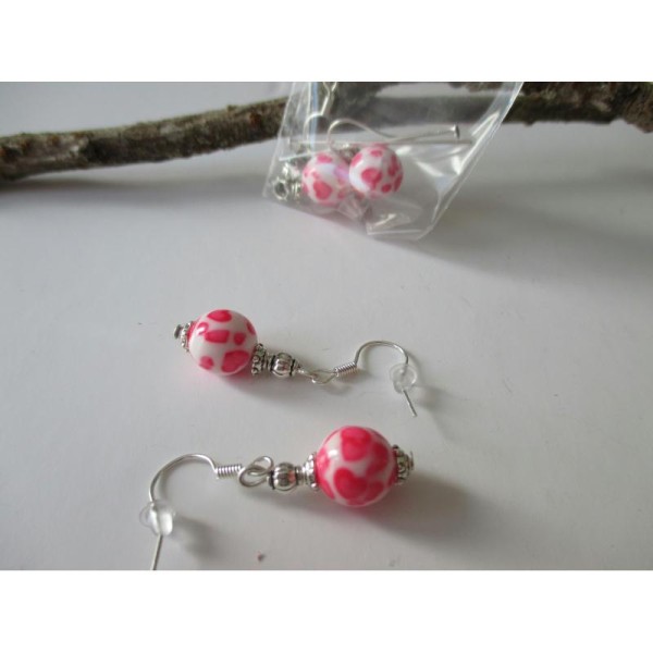 Kit boucles d'oreilles perle blanche tache rose - Photo n°1