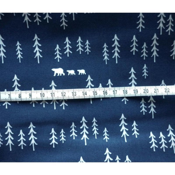Tissu scandinave 25X110 cm coton Oéko-Tex bleu marine blanc ours et sapin - Photo n°2
