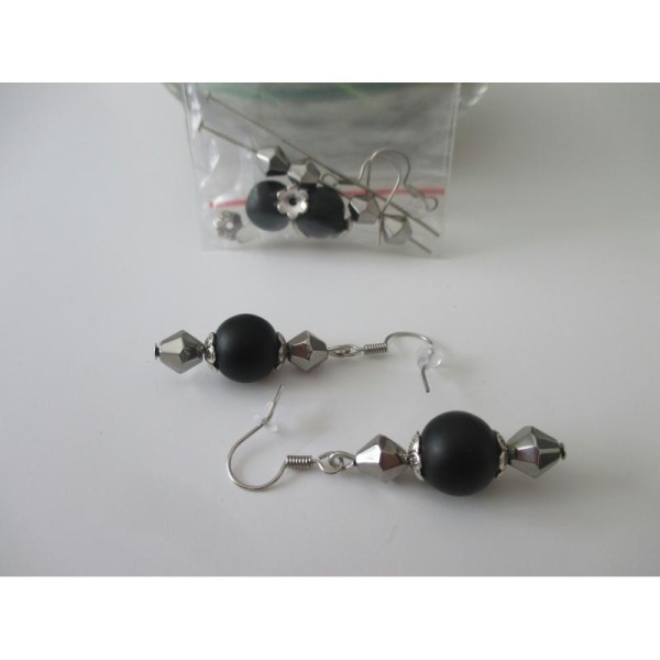 Kit boucles d'oreille perles noires et argentées - Photo n°1