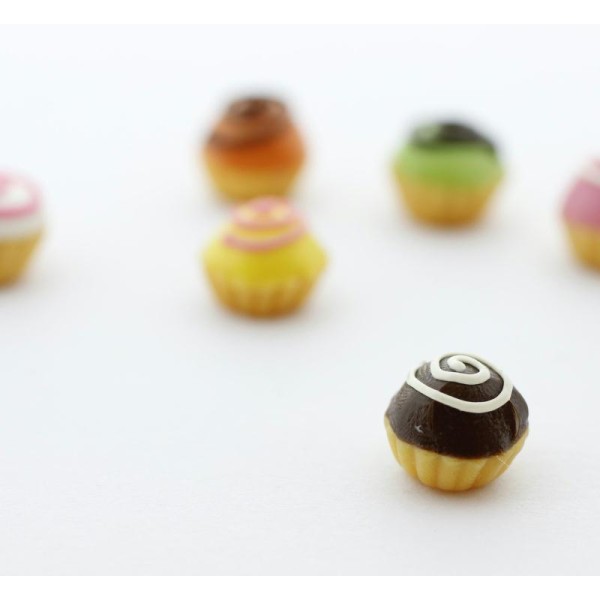 Cupcake Miniature Chocolat Noir En Pâte Fimo - Décoration Gourmande En Pâte Polymère - Photo n°1