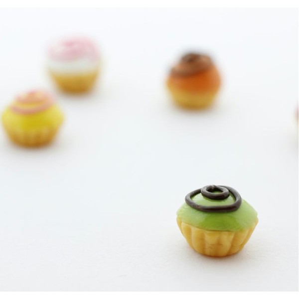 Cupcake Miniature Pistache En Pâte Fimo - Décoration Gourmande En Pâte Polymère - Photo n°1