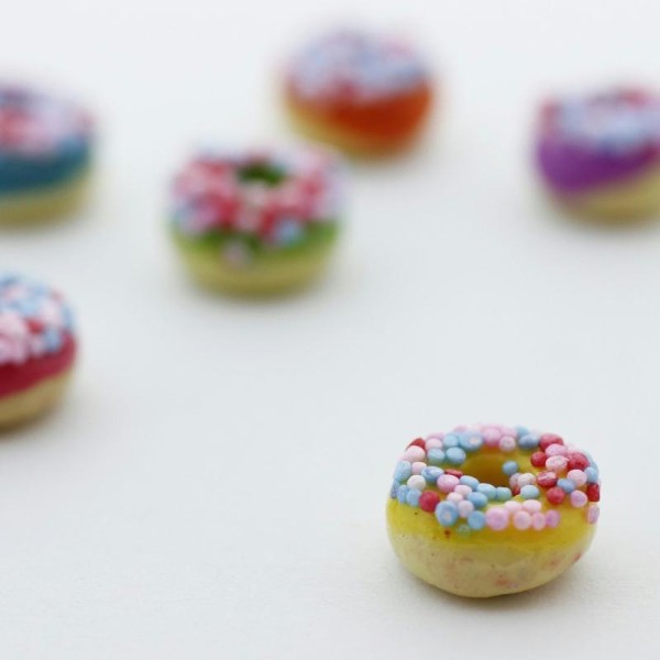 Donut Miniature Fimo 1cm - Création Gourmande Pâte Polymère - Photo n°1