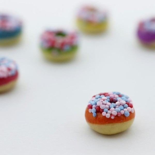 Donut Abricot Miniature Fimo 1cm - Création Gourmande Pâte Polymère - Photo n°1