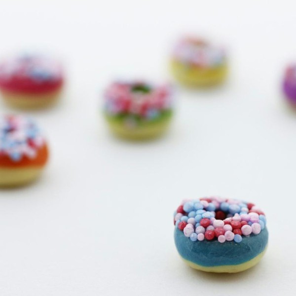 Donut Myrtille Miniature Fimo 1cm - Création Gourmande Pâte Polymère - Photo n°1