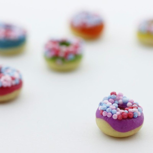 Donut Prune Miniature Fimo 1cm - Création Gourmande Pâte Polymère - Photo n°1