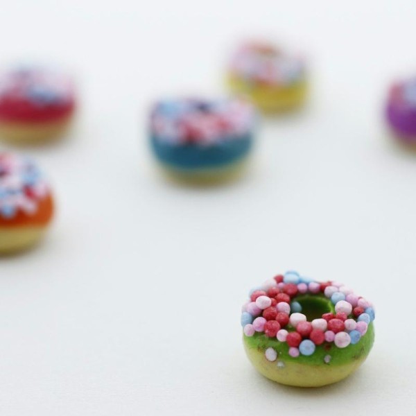 Donut Pistache Miniature Fimo 1cm - Création Gourmande Pâte Polymère - Photo n°1