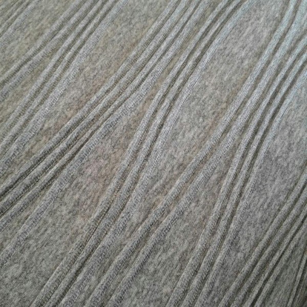 Tissu jersey plissé gris clair - Photo n°2