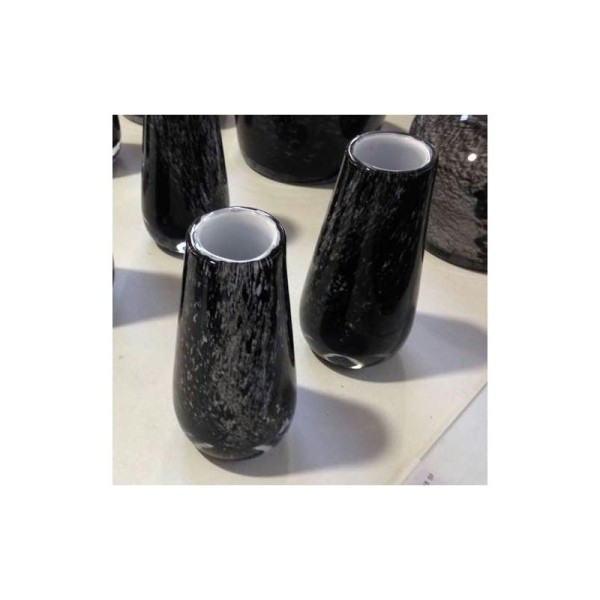 Vase noir en verre. Hauteur 15 cm - Photo n°1