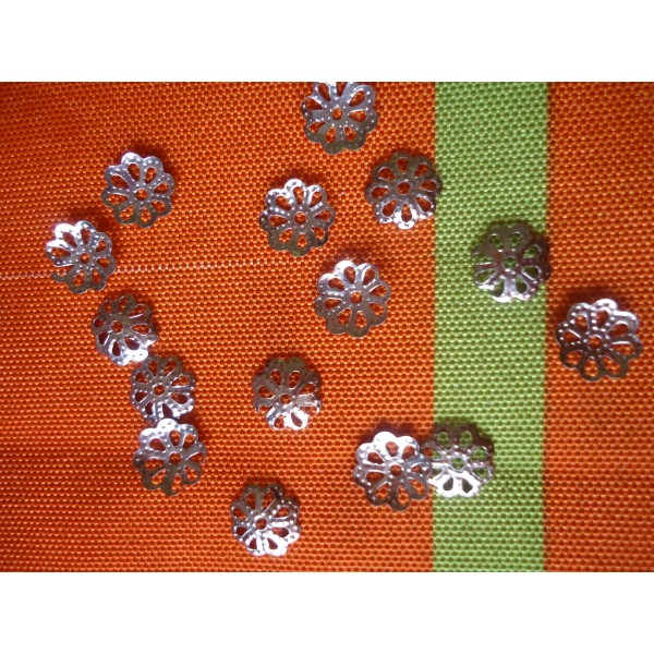 LOT de 20 Coupelles Perles calottes Fleurs en métal argenté 6 mm - Photo n°2