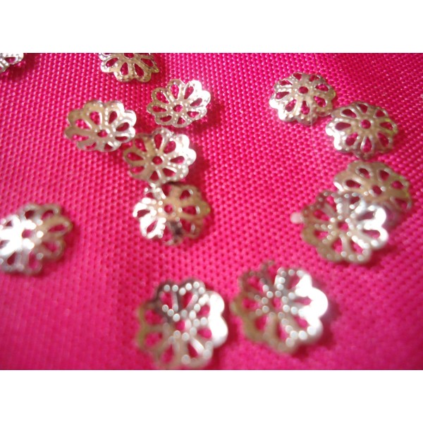 LOT de 20 Coupelles Perles calottes Fleurs en métal argenté 6 mm - Photo n°3