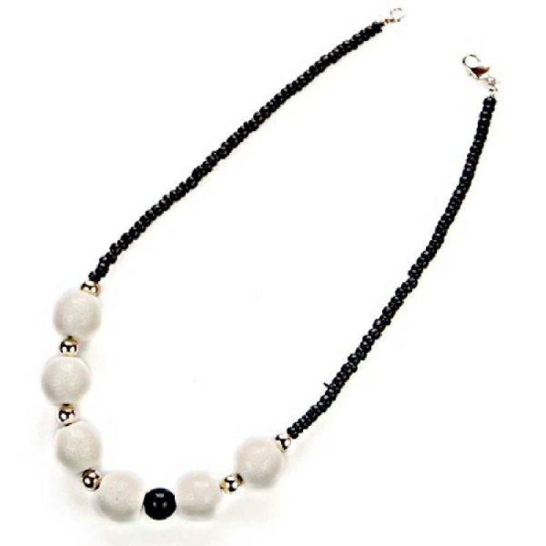 Collier de gorgone blanche et noire, perles de coco - Photo n°1