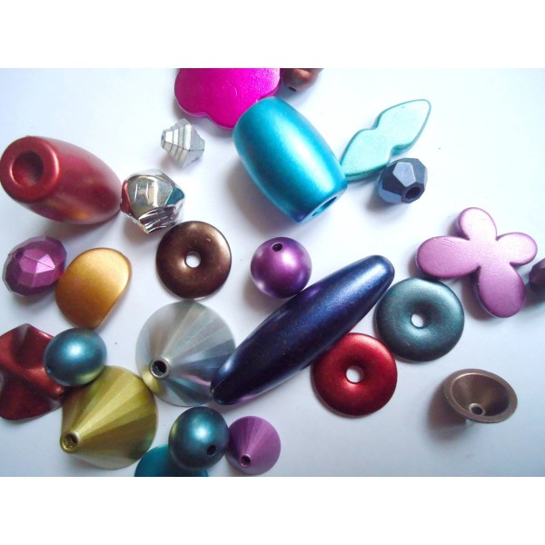 LOT de 10 Breloques colorées - Mélange de formes et couleurs - Perles bijoux acrylique - Photo n°3