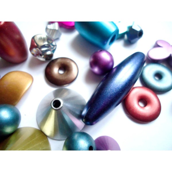 LOT de 10 Breloques colorées - Mélange de formes et couleurs - Perles bijoux acrylique - Photo n°1