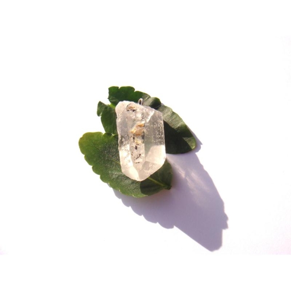 Cristal de Roche : Pendentif pointe brute 3,7 CM de hauteur x 2,2 CM - Photo n°1