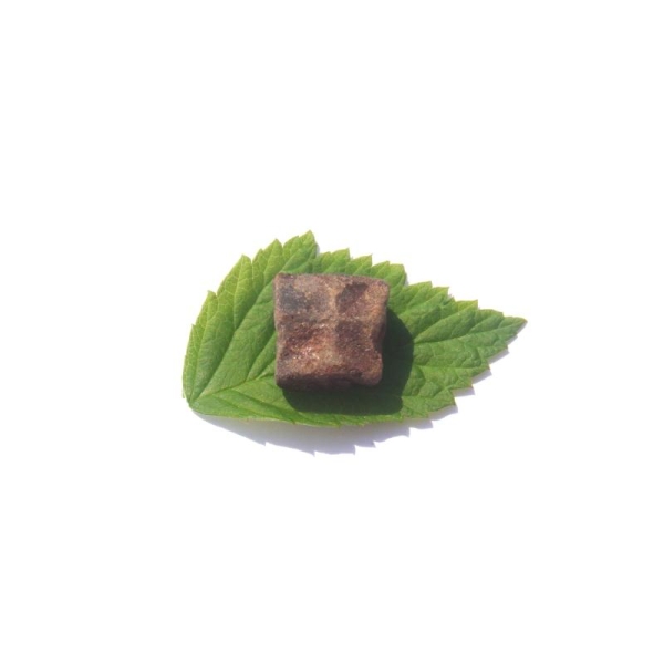 Staurolite : Petite pierre brute 1,5 CM x 1,4 CM environ - Photo n°1