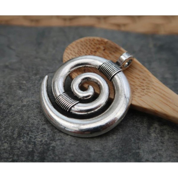 Pendentif cercle rond corne spirale ethnique boho tendance, métal argenté, 35x28 mm, 1 pc - Photo n°1