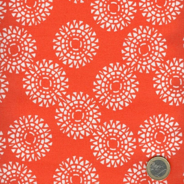 Tissu patchwork soleils blancs fond orange - Voyage de Kate Spain Dimensions:par 10 cm - Photo n°1