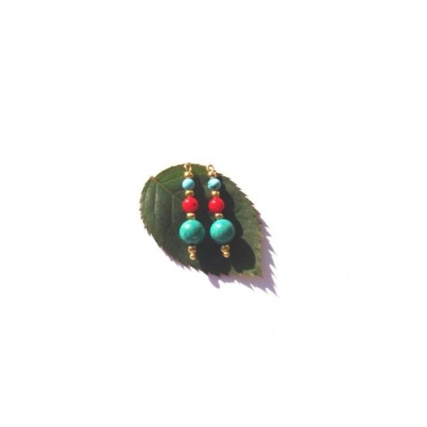 Corail et Howlite teintée: 2 Petits pendentifs 2,5 CM de hauteur x 6 MM ( Doré ) - Photo n°1