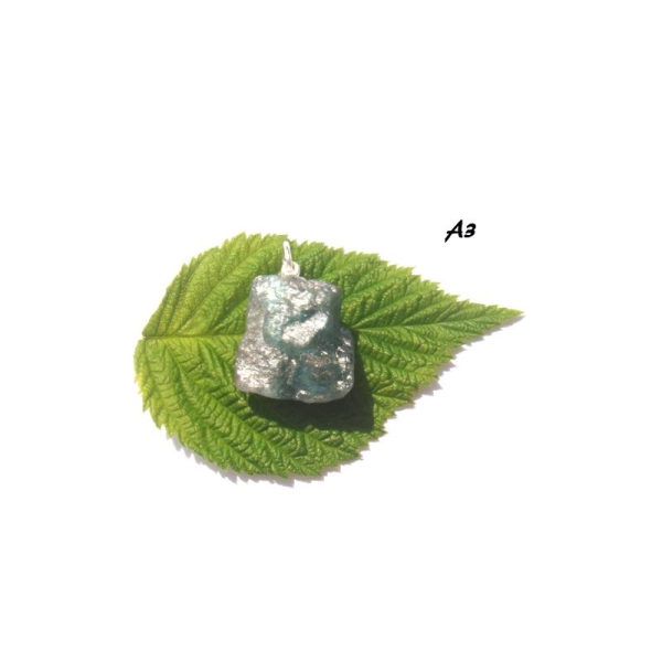 Apatite : Pendentif pierre brute 2,9 CM de hauteur x 1,8 CM de largeur ( A3 ) - Photo n°1