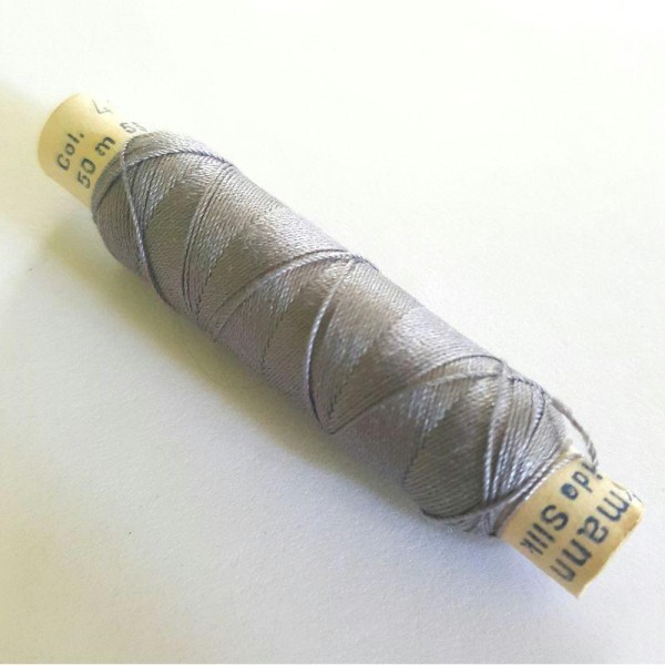 Fil de soie gris - 50m - 100/3 - n°494 - sachet 105 - Photo n°1