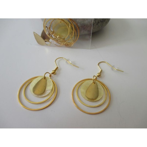 Kit boucles d'oreilles anneaux doré et sequin nacre jaune - Photo n°1