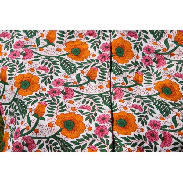 Tissu de coton imprimé de fleurs oranges et roses en 1.10 de large par 0.5 m - Photo n°1