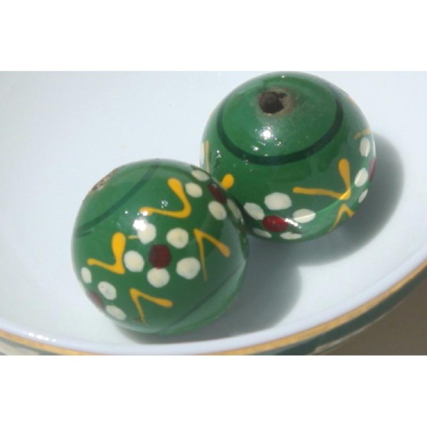 Deux perles rondes en bois vert, décor floral peint à la main, 2 cm de diamètre. - Photo n°1